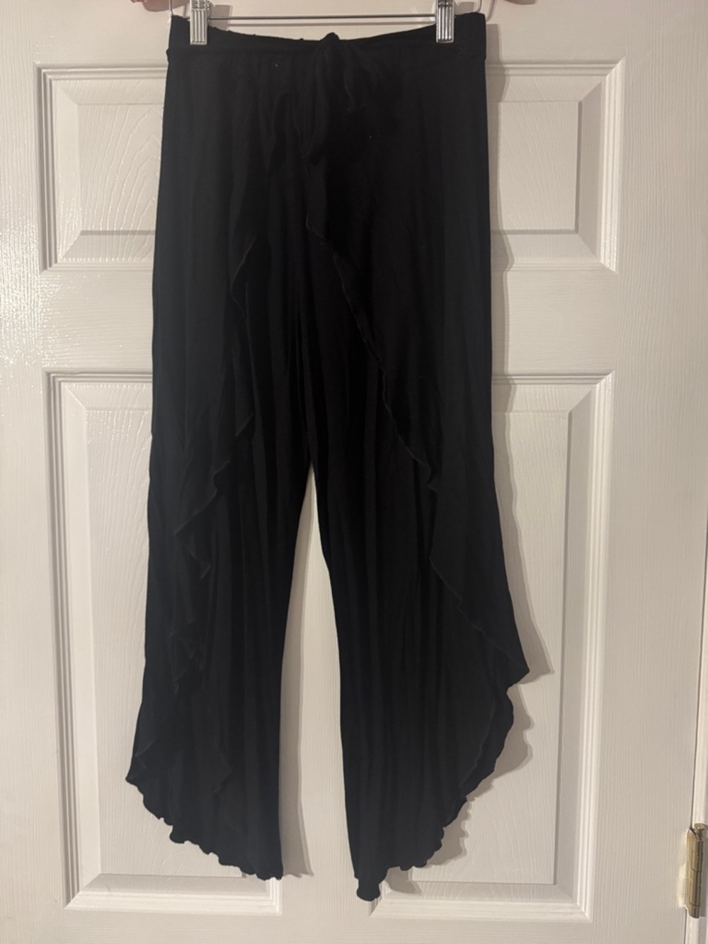 EARTHBOUND Black Ruffle Wide-Leg capris